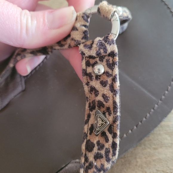 Roxy Leopard Flip Flops - Picture 2 of 4
